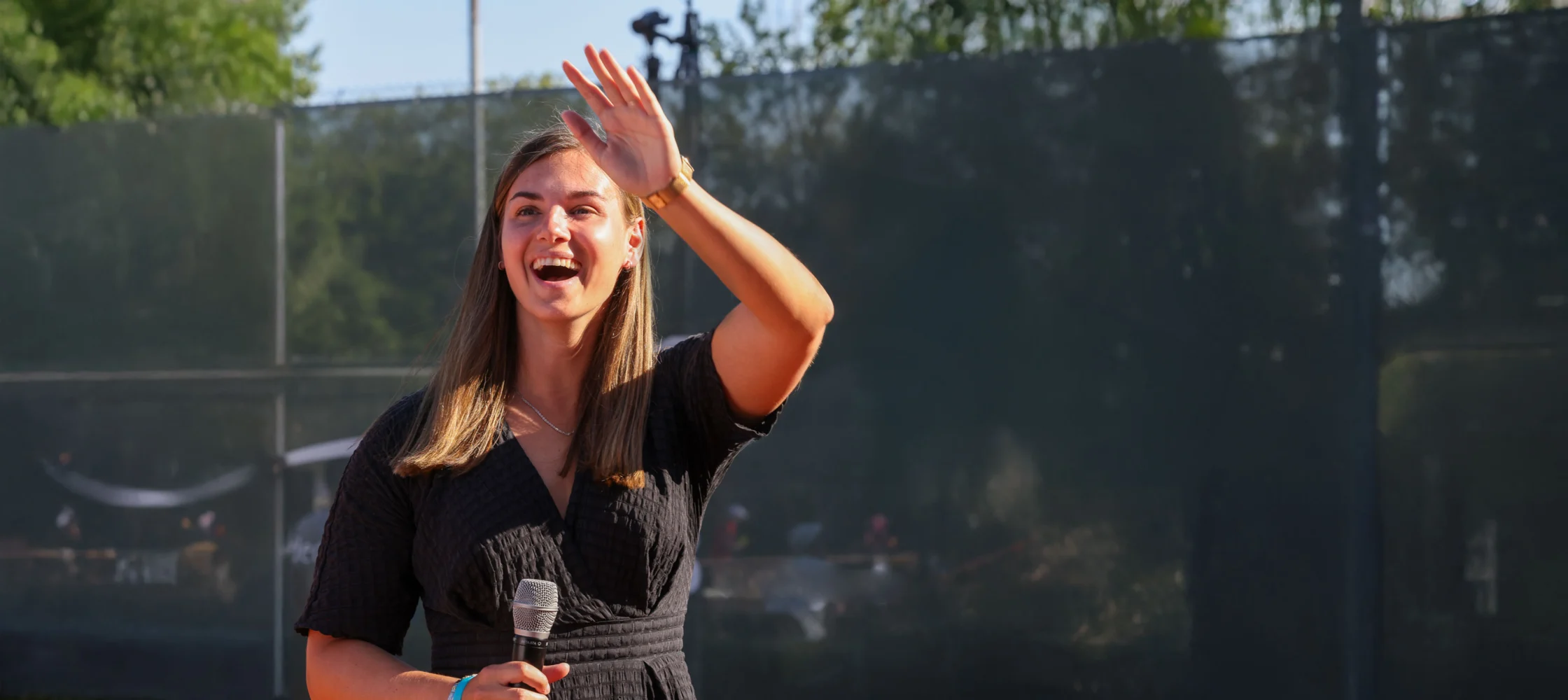 Begrüßung mit Mikrofon