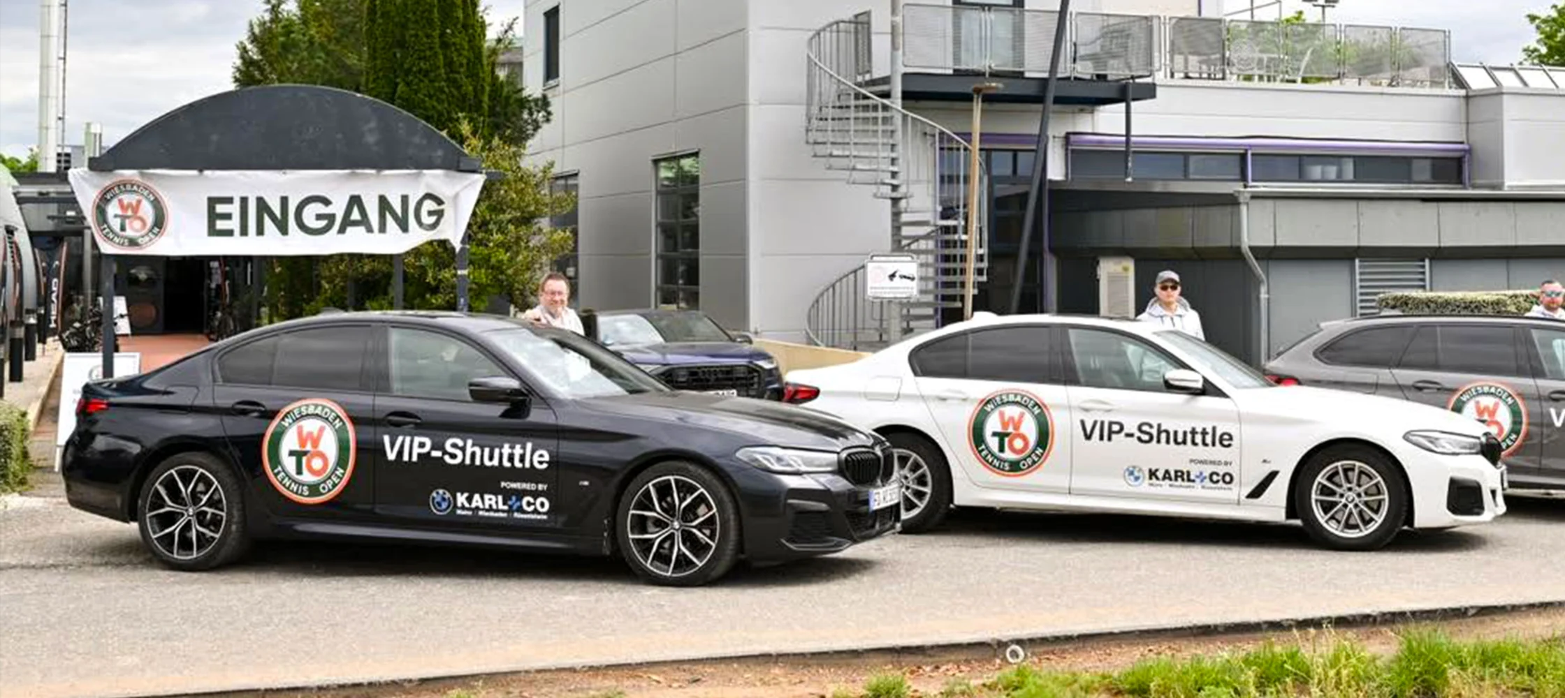 Fahrzeuge des VIP-Shuttles vor dem Eingang