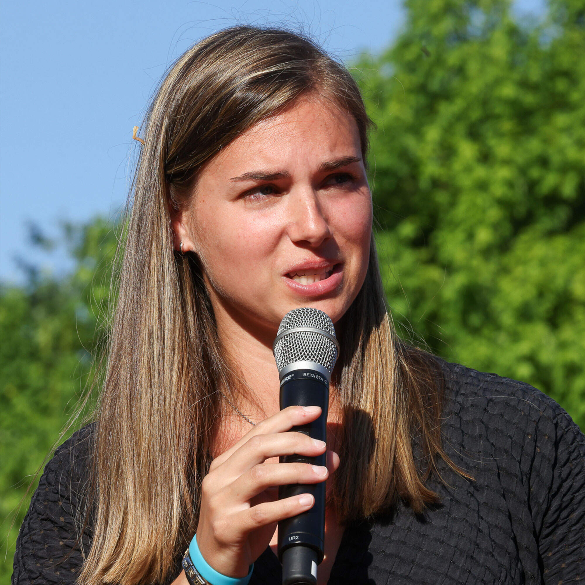 Begrüßung mit Mikrofon