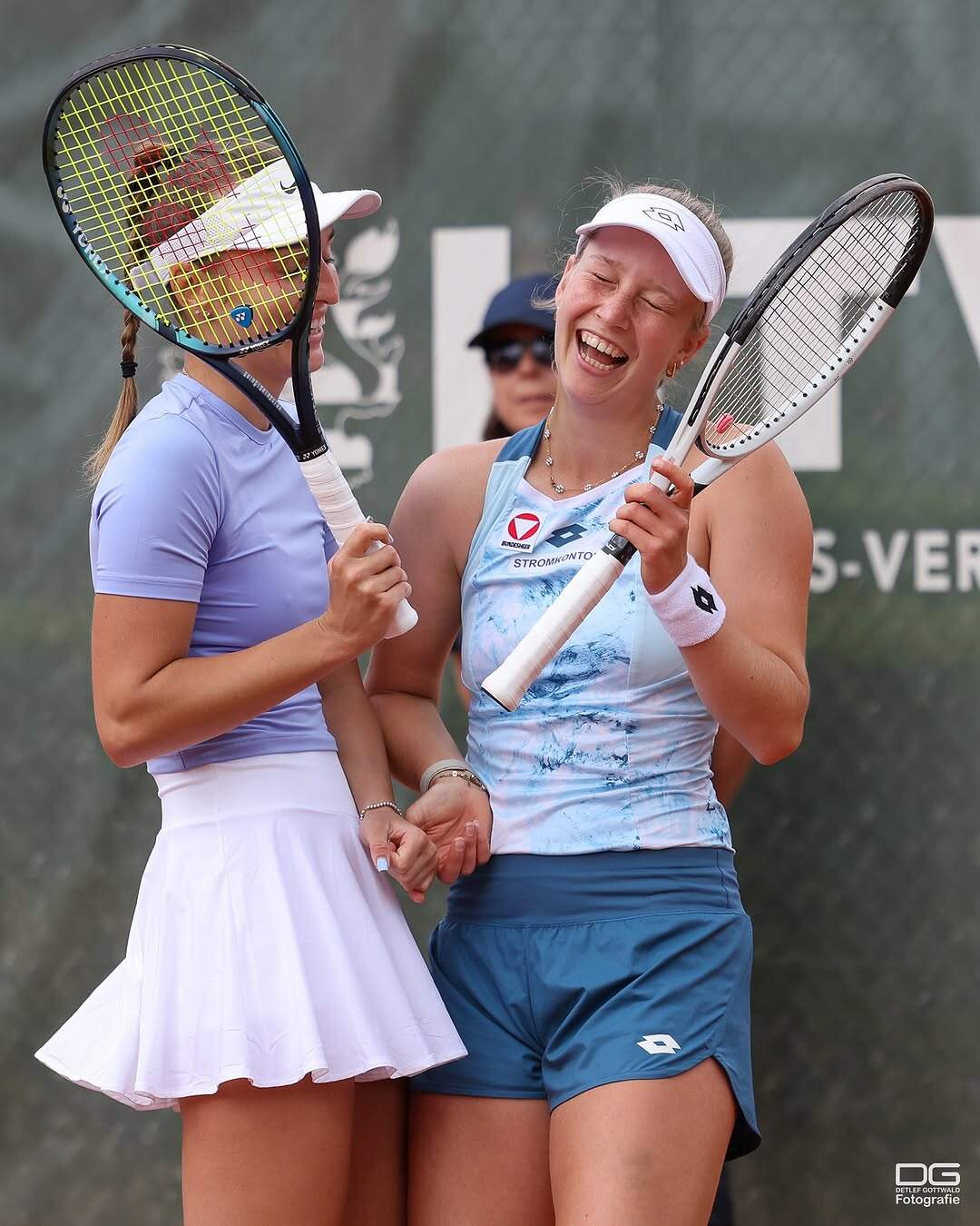 Doppelteam nach dem Match in fröhlicher Stimmung