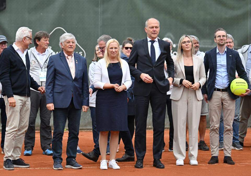 Offizielle und Ehrengäste bei der Siegerehrung