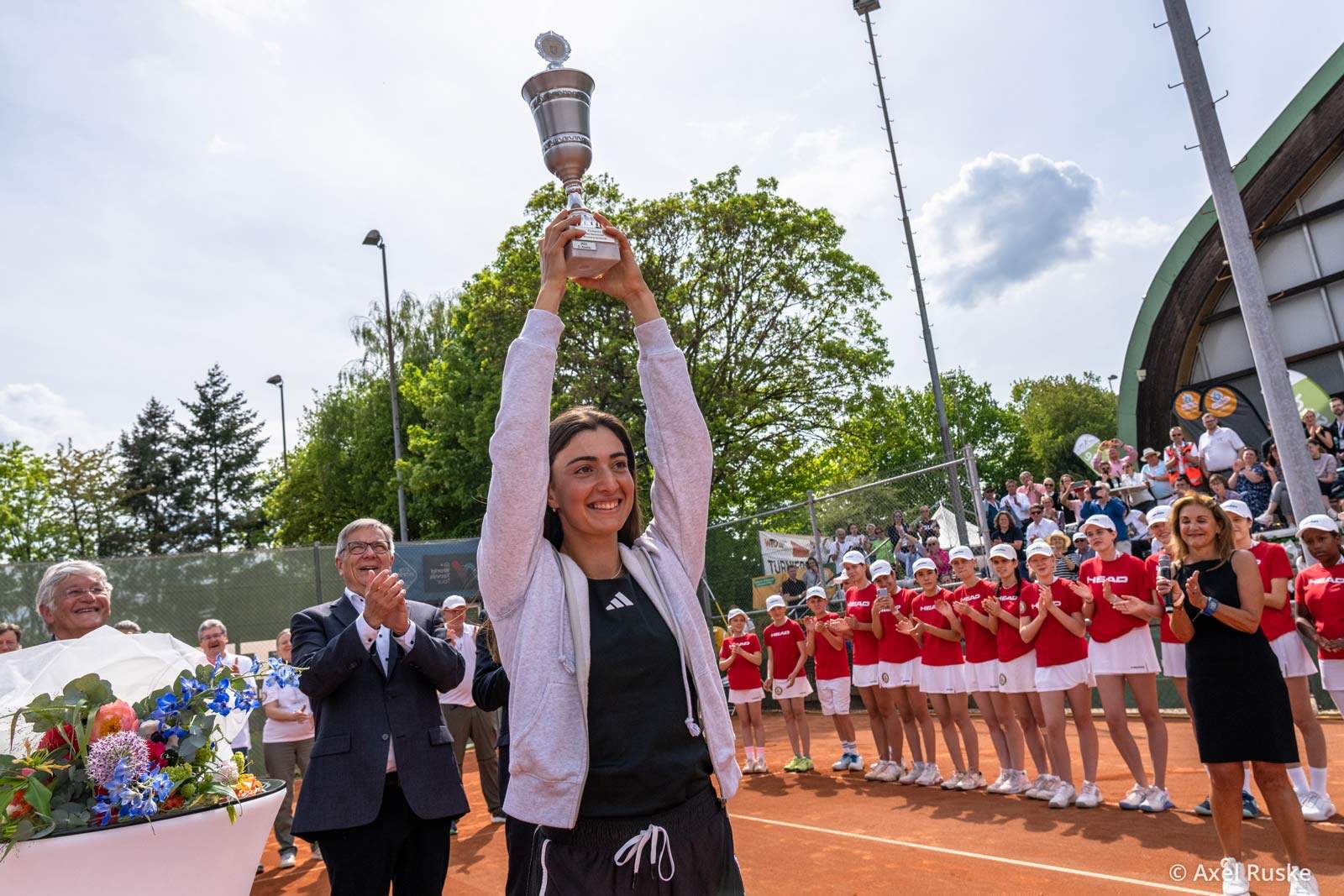 Siegerehrung mit Pokal