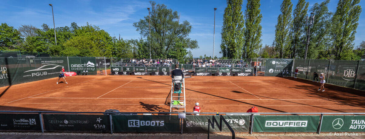 Tennisspiel mit Publikum