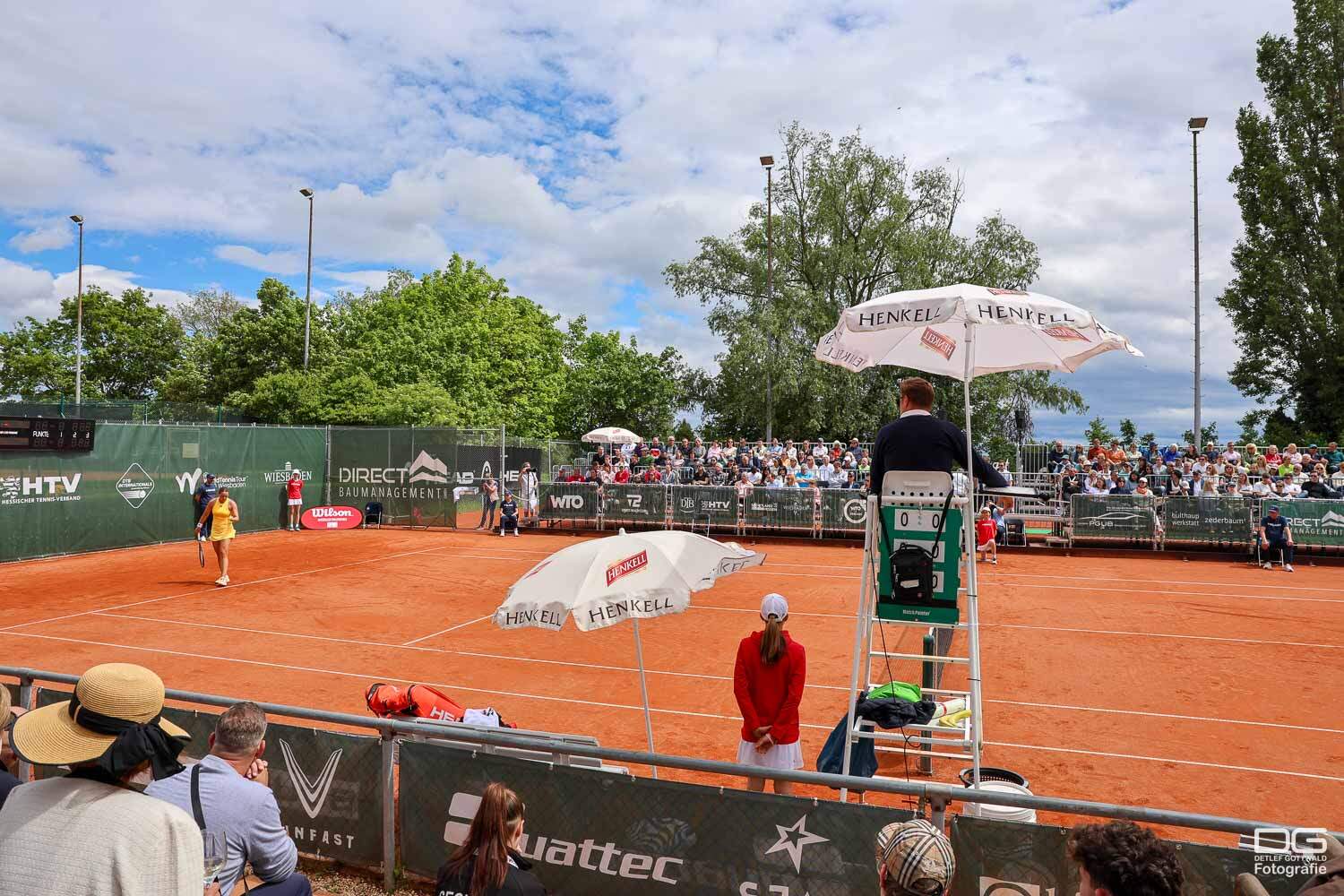 Tennisplatz mit Schiedsrichter und Publikum