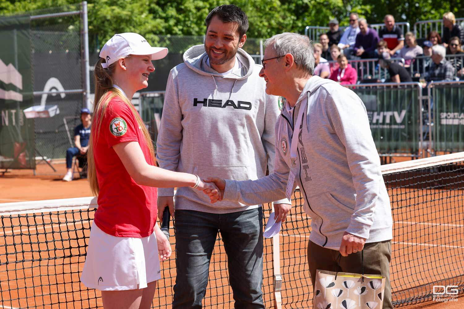 Gratulation eines Ballmädchens