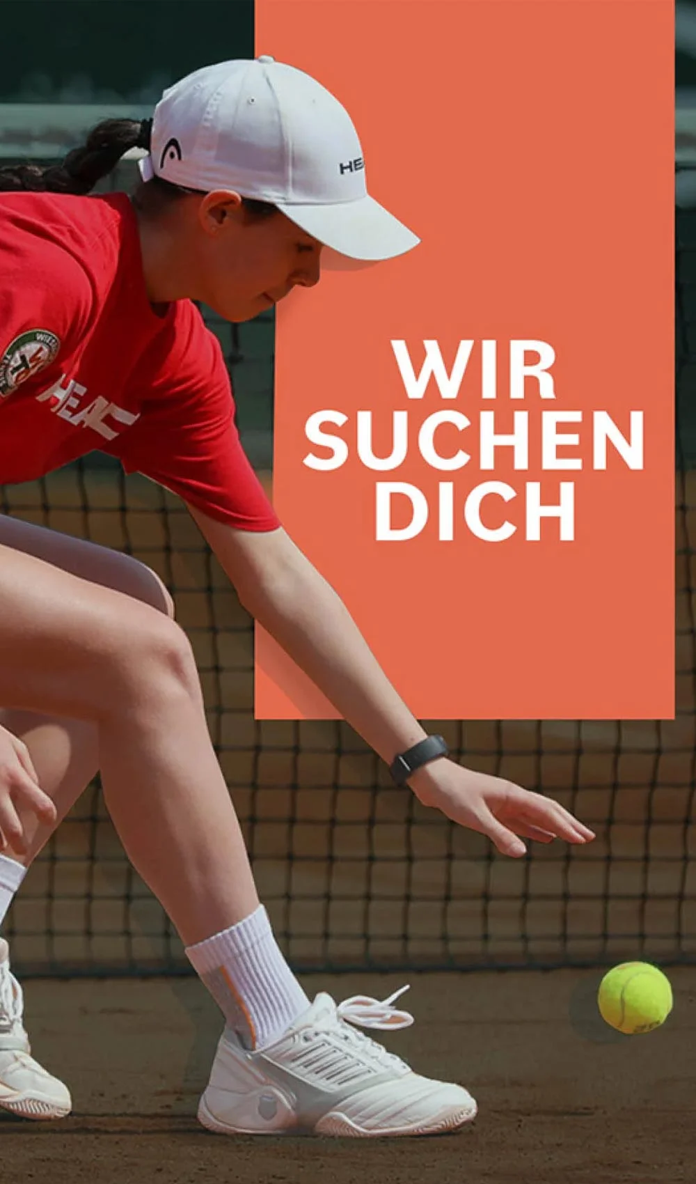 Mädchen im roten T-Shirt und weißer Kappe beugt sich nach einem Tennisball mit dem Schriftzug „Wir suchen dich“ im Hintergrund.