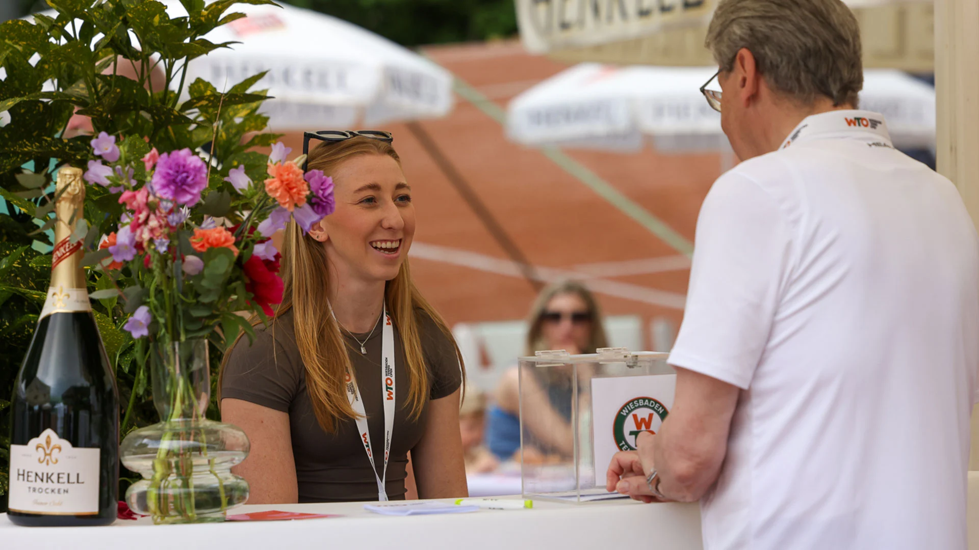 Empfangsbereich mit Blumen und Sektflasche