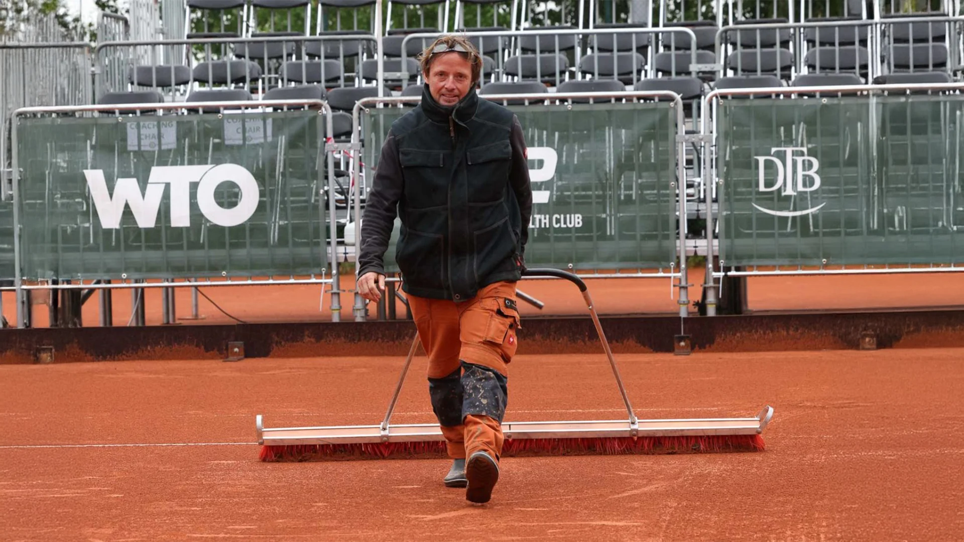 Platzwart beim Abziehen des Sandplatzes