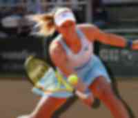 Tennisspielerin in Aktion auf Sandplatz
